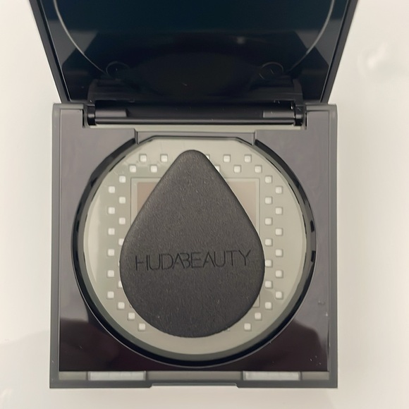 HUDA BEAUTY Easy Bake & Snatch Pressed Talc-Free Brightening and Setting Powder - Picture 4 of 6